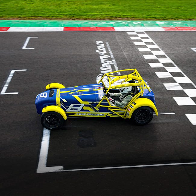 Compétition Caterham sur le circuit Magny-Cours