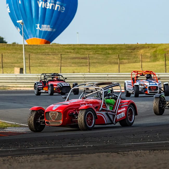 Compétition Caterham sur le circuit Val de Vienne